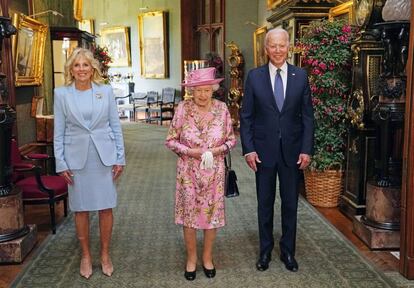 El matrimonio presidencial ha llegado desde Cornwall y ha posado en el gran corredor del castillo de Windsor. Esta tarde, tenían agendado tomar un té. Tras el encuentro con la monarca, Biden viajará a Bruselas a una reunión de la OTAN y a final de semana se encontrará con el presidente de Rusia, Vladímir Putin.