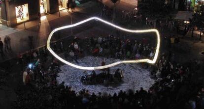 Instal&middot;laci&oacute; a la pla&ccedil;a Major d&rsquo;Olot durant el festival Llu&egrave;rnia.