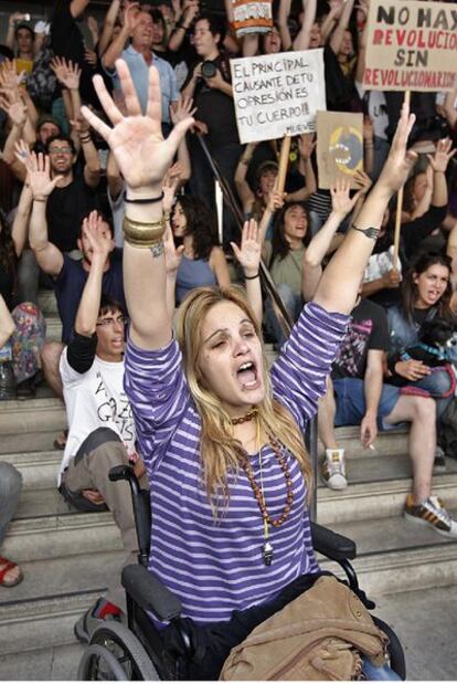 Un grupo de indignados protestan ante las puertas de un banco en Valencia.