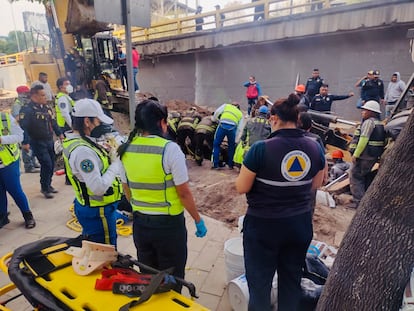 Personal de protección civil, apoya en las labores de rescate tras el derrumbe en una obra en Polanco, el 19 de enero de 2023.