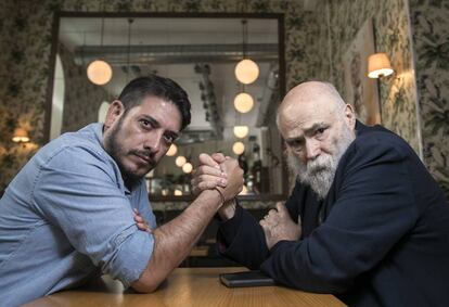 Guillermo Roz (izquierda) y Oscar Grillo, en la cafeteria El Velazquez en Madrid.