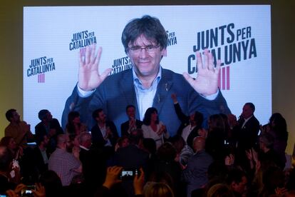 El expresidente de la Generalitat y cabeza de lista a las elecciones europeas por Junts Per Catalunya, Carles Puigdemont, interviene por videoconferencia en el acto de inicio de campaña que los nacionalistas catalanes celebran en Barcelona.