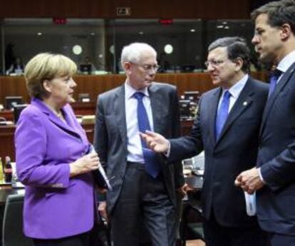 (i-d) La canciller alemana, Angela Merkel; el presidente del Consejo Europeo, Herman Van Rompuy, el presidente de la Comisión Europea, José Manuel Durao Barroso; y el primer ministro holandés, Mark Rutte, conversan durante una cumbre de jefes de Estado y Gobierno de la Unión Europea (UE). EFE/Archivo