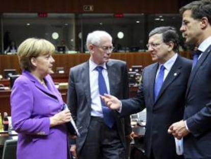 (i-d) La canciller alemana, Angela Merkel; el presidente del Consejo Europeo, Herman Van Rompuy, el presidente de la Comisión Europea, José Manuel Durao Barroso; y el primer ministro holandés, Mark Rutte, conversan durante una cumbre de jefes de Estado y Gobierno de la Unión Europea (UE). EFE/Archivo