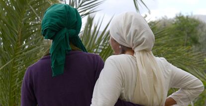 Dos mujeres en una fotografía de un banco de imágenes.