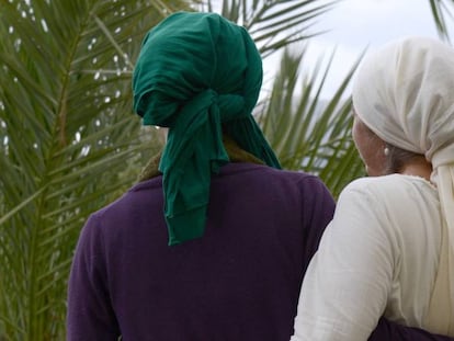 Dos mujeres en una fotografía de un banco de imágenes.