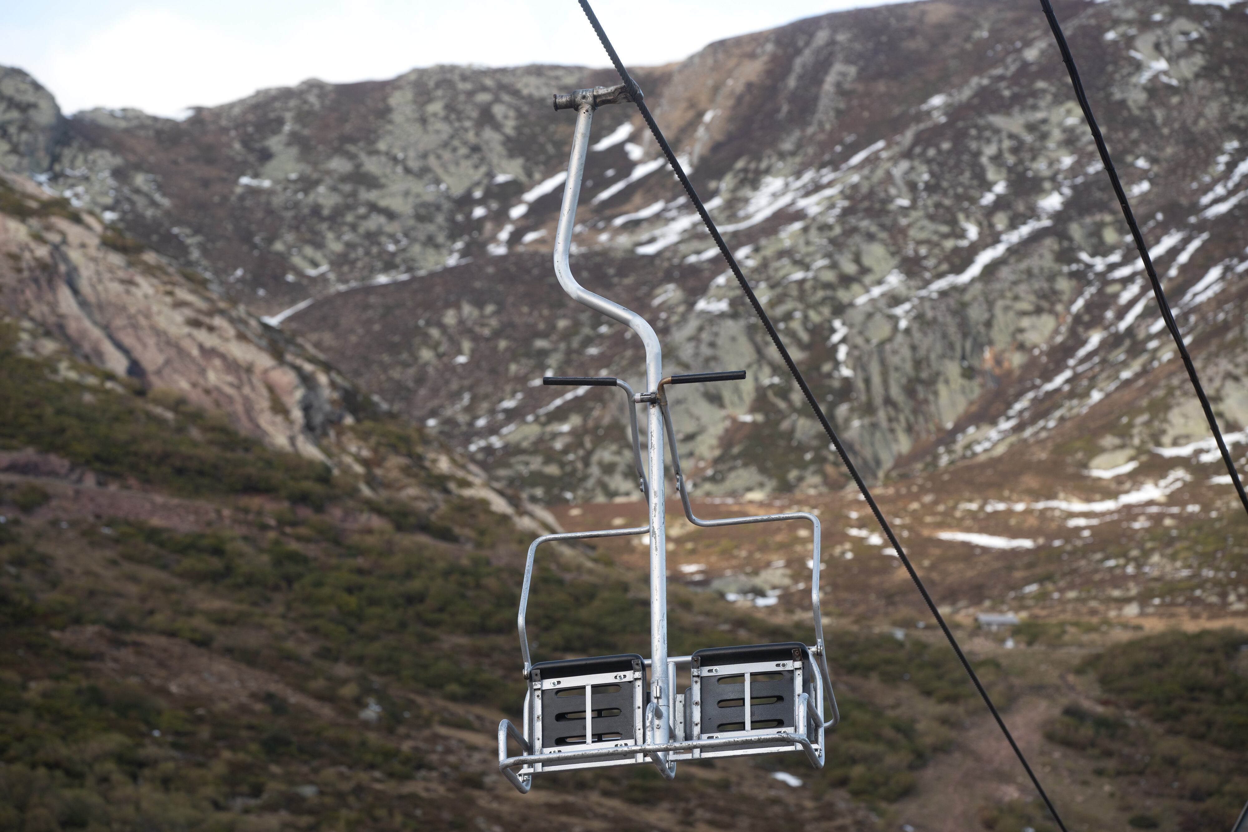 Teleféricos parados, frente a una ladera sin nieve en Alto Campoo (Cantabria).