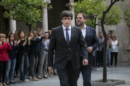 Reunión extraordinaria del Gobierno de la Generalitat de Cataluña. Antes del comienzo de la reunión, los trabajadores del Palau de la Generalitat han acogido al Presidente Carles Puigdemont, el Vicepresidente Oriol Junqueras, el portavoz Jordi Turull y todos los otros consellers con aplausos.