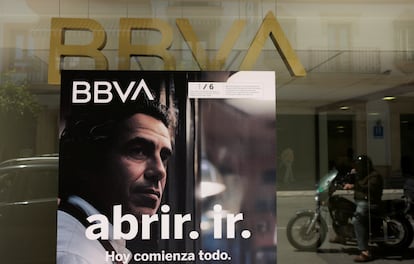 Logo en una oficina de BBVA, en Ronda (Málaga).