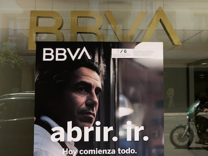 Logo en una oficina de BBVA, en Ronda (Málaga).