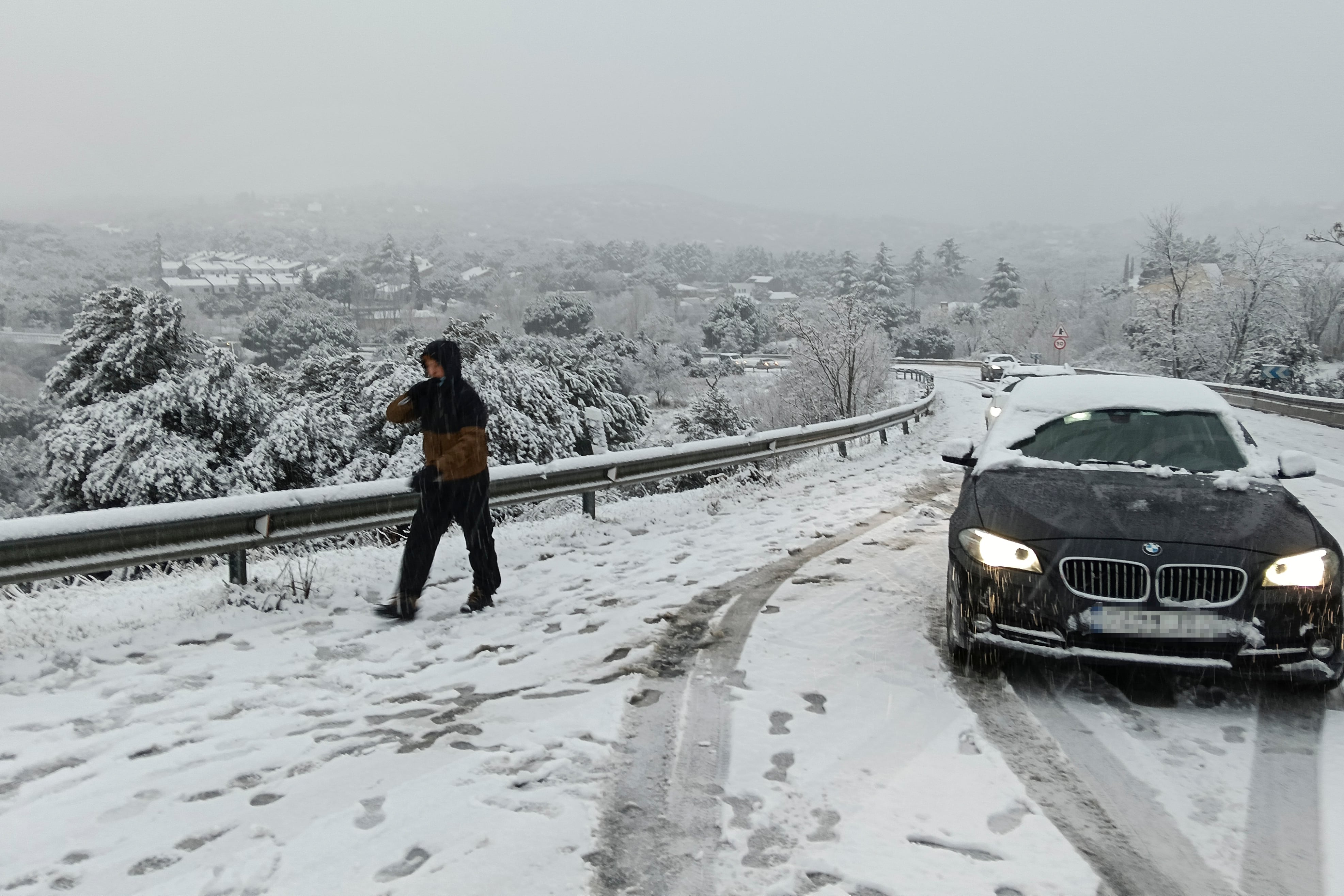 Las imágenes de la Guardia Civil auxiliando a conductores en diferentes carreteras afectadas por la nieve
