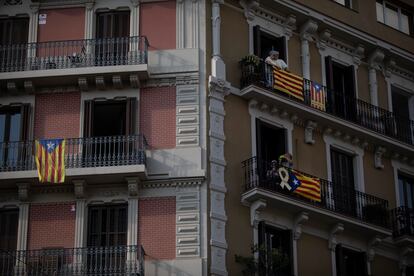 Banderas esteladas en balcones de Barcelona.