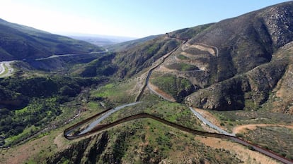 En el último tercio, el muro es natural. Es también el más barato del mundo de vigilar, porque ejercen de centinelas los ríos y desiertos de Sonora y Chihuahua, donde las temperaturas llegan a los 50 grados. Intentando cruzar por aquí han muerto unos 8.000 migrantes en los últimos 20 años.