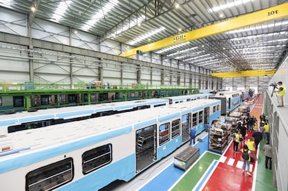 Tren de Cercanías, en proceso de fabricación en la planta de Stadler, en Albuixech (Valencia).