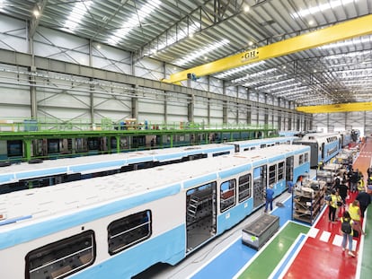 Tren de Cercanías, en proceso de fabricación en la planta de Stadler, en Albuixech (Valencia), en una imagen cedida.