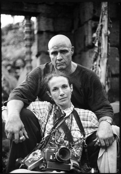 Mary Ellen Mark, con Brando en el rodaje de 'Apocalypse Now', retratada por Stefani Kong Uhler.