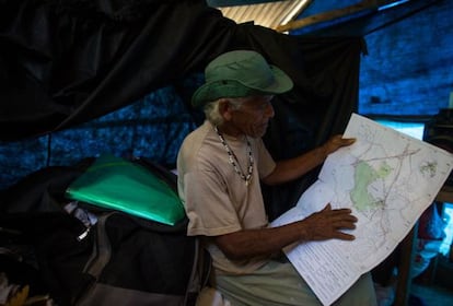 O cacique Ari Martins mostra a delimitação da terra.