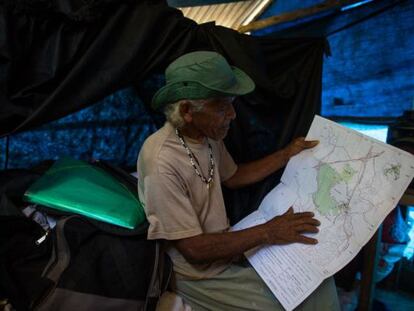 O cacique Ari Martins mostra a delimitação da terra.