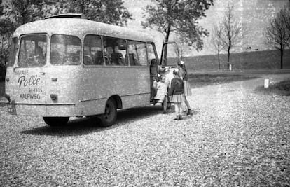 La foto de la discordia: una niña baja de un autobús escolar y es recibida por otras dos. La inscripción en la parte trasera del autobús sirvió a Pierluigi Ortolano para empezar a recabar información.