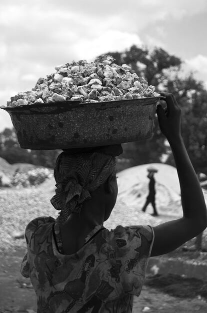 Las mujeres transportan contenedores llenos de piedras en su cabeza, de alrededor de 50 kilos. Son necesarios muchos viajes para llegar a la cantidad que permita ganar por menos un euro.