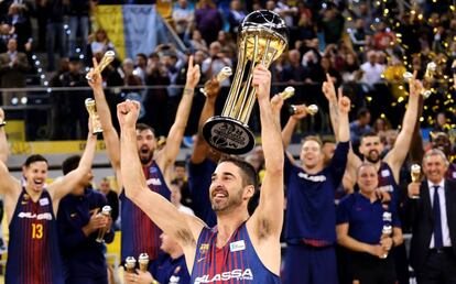 Navarro levanta el trofeo tras la final de la Copa del Rey.