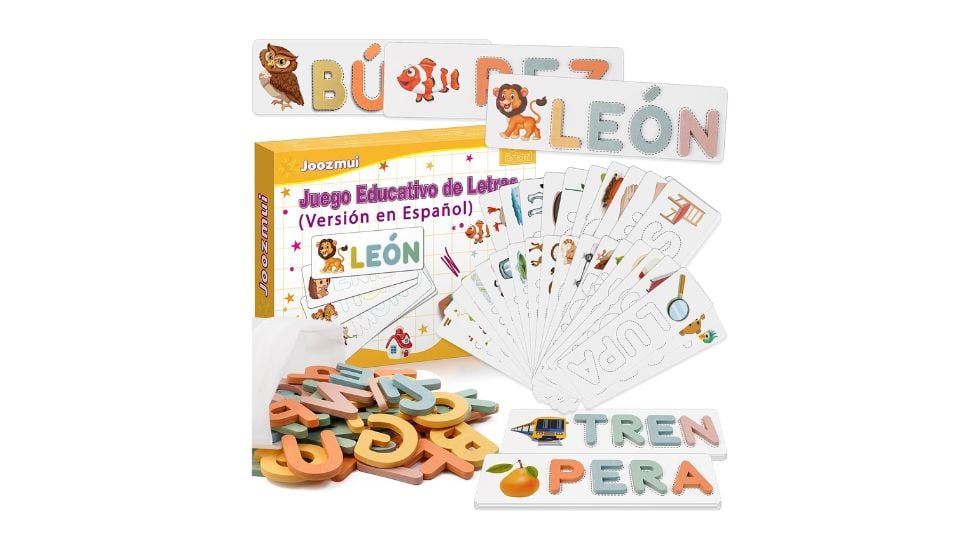 Juego con letras de madera.