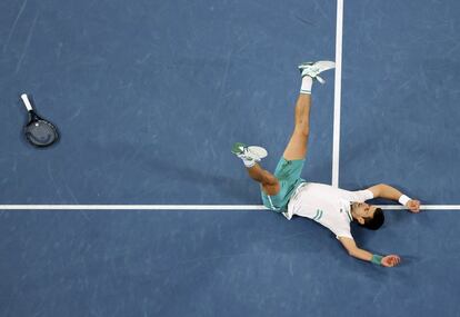 Novak Djokovic celebra la victoria en la final del Open de Australia. El serbio desveló que introducirá pequeños cambios en su calendario habitual y que reducirá el número de torneos en los que participará con la intención de centrarse principalmente en la participación de los Grand Slam dado que el objetivo es “conseguir tantos como pueda”.