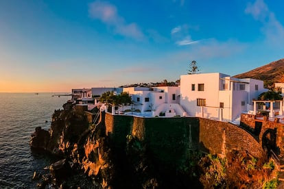 Esta isla volcánica del archipiélago siciliano de las Islas Eolias ha sido el refugio de la pareja de diseñadores italianos desde los noventa. El edificio está en lo alto de un acantilado sobre el mar Tirreno desde el que se contempla una espectacular puesta de sol.