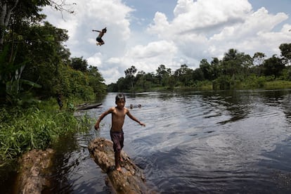 Los niños se bañan en las aguas amazónicas con bastante frecuencia e incluso se arrojan desde árboles como si fueran trampolines. Se inventan sus propios juegos. 