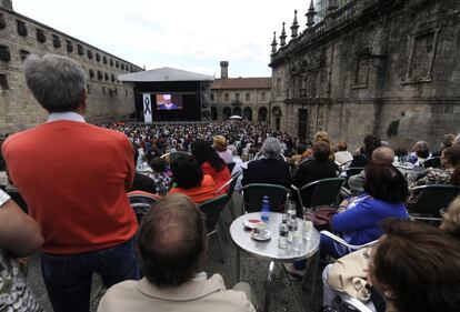 La gente que no ha podido entrar a la catedral ha seguido el funeral a trav&eacute;s de unas pantallas gigantes.