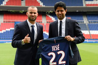 Jesé, junto al presidente del PSG Al-Khelaifi, en su presentación.