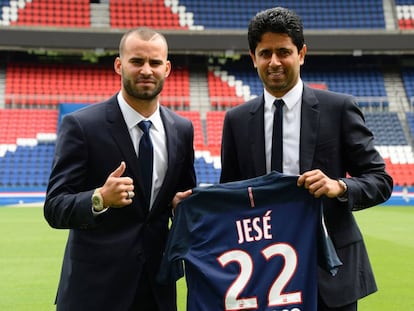 Jes&eacute;, junto al presidente del PSG Al-Khelaifi, en su presentaci&oacute;n.