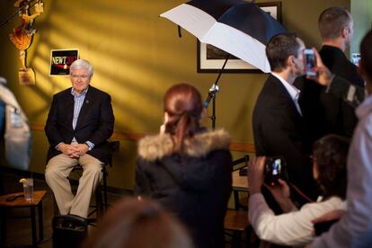 Newt Gingrich, expresidente de la Cámara de Representantes, durante una entrevista en televisión en un pub de Ames, Iowa.