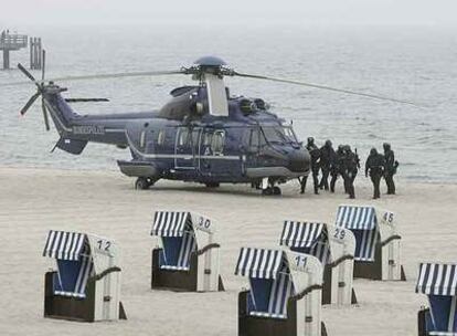 Una unidad especial de la policía alemana opera cerca de un helicóptero ayer en la playa de Kuehlungsborn.