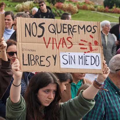 Varias personas sujetan carteles durante una manifestación contra las violencias machistas, a 25 de noviembre de 2023, en Santander, Cantabria (España). La protesta ha sido convocada por la Comisión 8 de Marzo. Esta es una de las manifestaciones convocadas hoy en España para conmemorar el Día Internacional de la Eliminación de la Violencia contra la Mujer declarado por la Asamblea General de Naciones Unidas para sensibilizar a los ciudadanos respecto al problema. El día 25 fue elegido en 1999 por la ONU para rememorar el asesinato en República Dominicana en 1960 de las hermanas Mirabal, activistas políticas que se opusieron a la dictadura del entonces dictador de ese país Rafael Leónidas Trujillo.
25 NOVIEMBRE 2023;MARCHA;MANIFESTACIÓN;CONCENTRACIÓN;VIOLENCIA;MUJERES;ELIMINACIÓN
C. Ortiz / Europa Press
25/11/2023