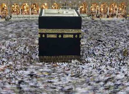 Miles de musulmanes caminan alrededor de la Kaaba en la Gran Mezquita de La Meca, en Arabia Saudí.