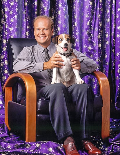 Kelsey Grammer ilumina una lente de cámara de fotos con su sonrisa (por breve que suela ser).