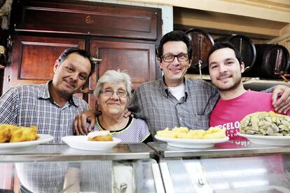 De izquierda a derecha, Josep Maria Solé con su madre y su hermano, Palmira Fresquet y Magí Solé, y el hijo de este, Guillém, en el restaurante Cova Fumada, en la Barceloneta.