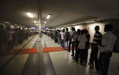 Largas colas en las estaciones de metro de Delhi, donde se ha visto interrumpido el servicio por la falta de electricidad.