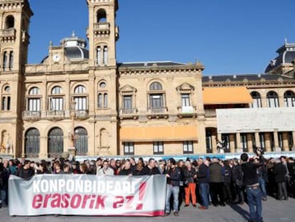 Concentraci&oacute;n de protesta de fuerzas &lsquo;abertzales&rsquo; en San Sebasti&aacute;n contra las detenciones.