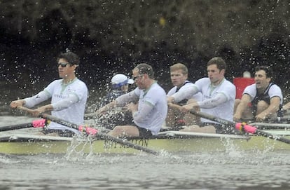 Cambridge University durante la regata.