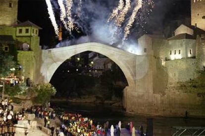 Inauguración de la reconstrucción del puente viejo de Mostar en julio de 2004.