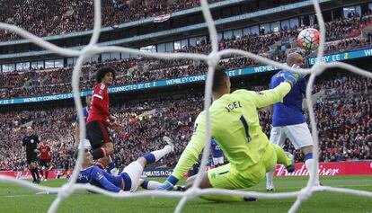 Fellaini marca el primer gol del United ante el Everton.