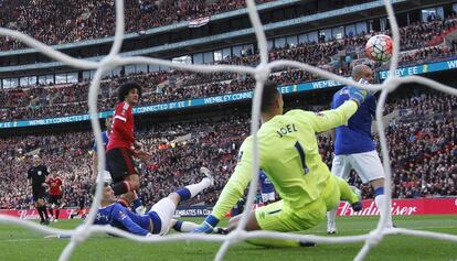 Fellaini marca el primer gol del United ante el Everton. 