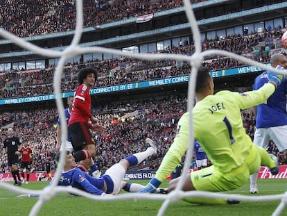 Fellaini marca el primer gol del United ante el Everton. 