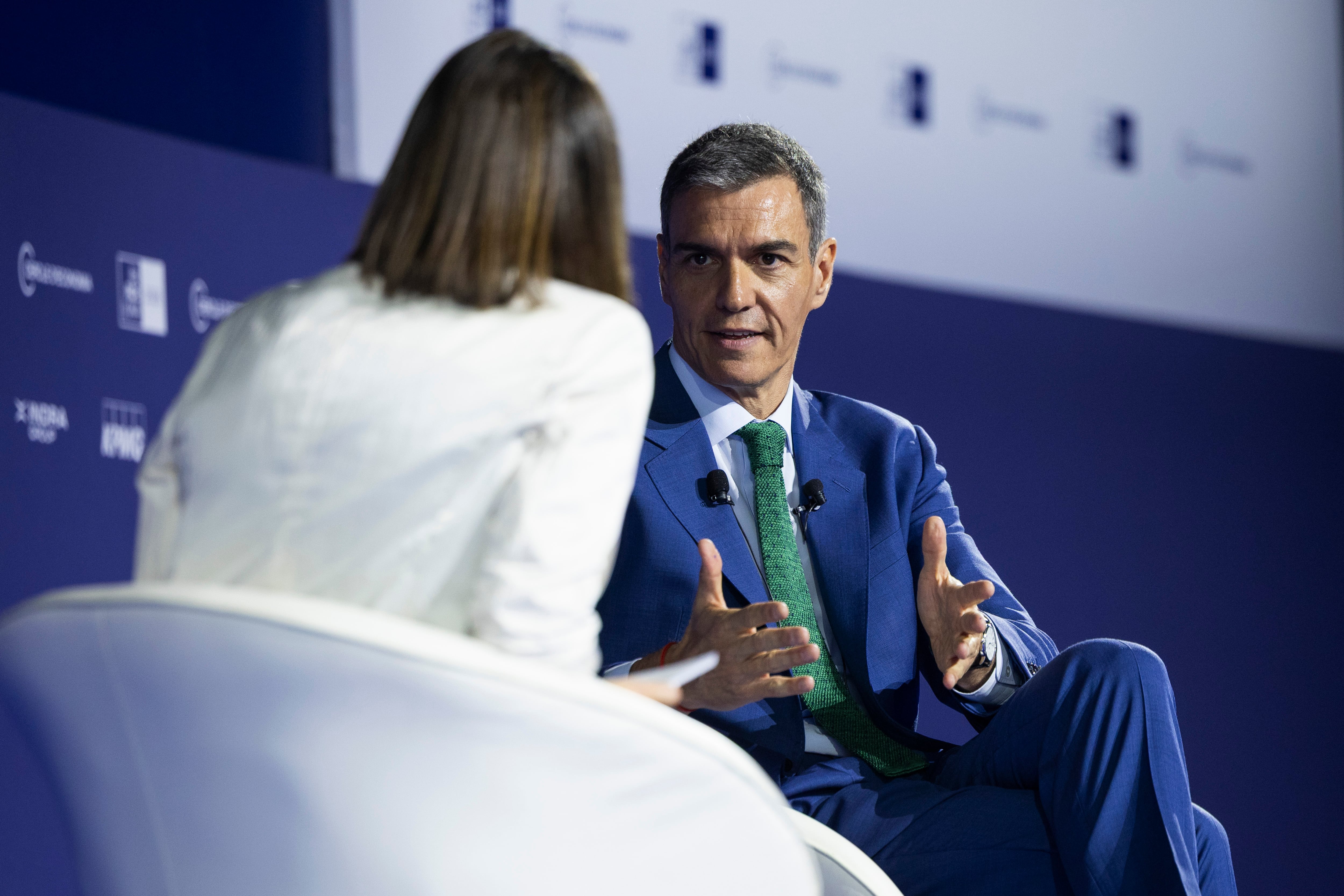 Pedro Sánchez y la presidenta del Cercle,  Teresa Garcia-Milà, en un momento del diálogo.