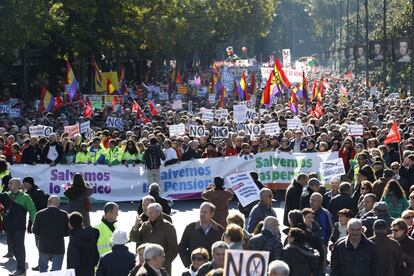 Un momento de la manifestación, celebrada esta mañana en Madrid, contra los recortes del Gobierno.