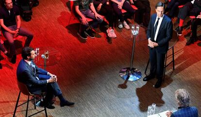 Mark Rutte (derecha) y Thierry Baudet, la noche de este miércoles durante el cara a cara televisado.