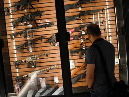 Un hombre observa un aparador con armas en un club de tiro en São Paulo (Brasil), el 25 de octubre de 2022.
