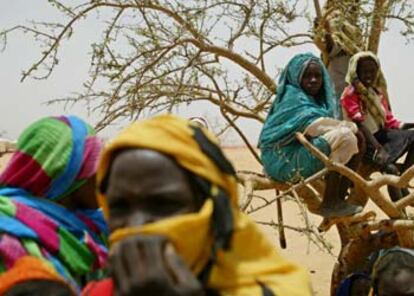 Refugiados sudaneses esperan la llegada del secretario general de la ONU, Koffi Annan, el pasado dos de julio, en un campamento situado en la frontera con el Chad.